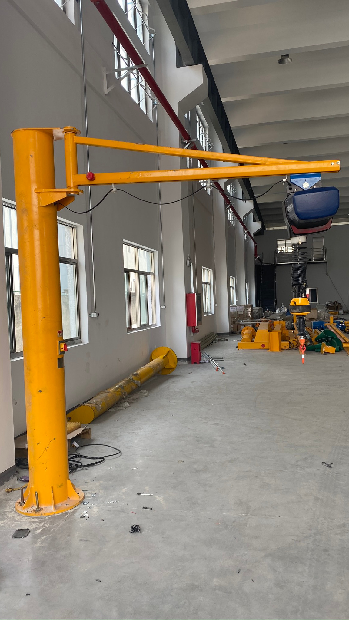 360度旋转悬臂吊与单梁起重机 轻松吊运的工业双雄